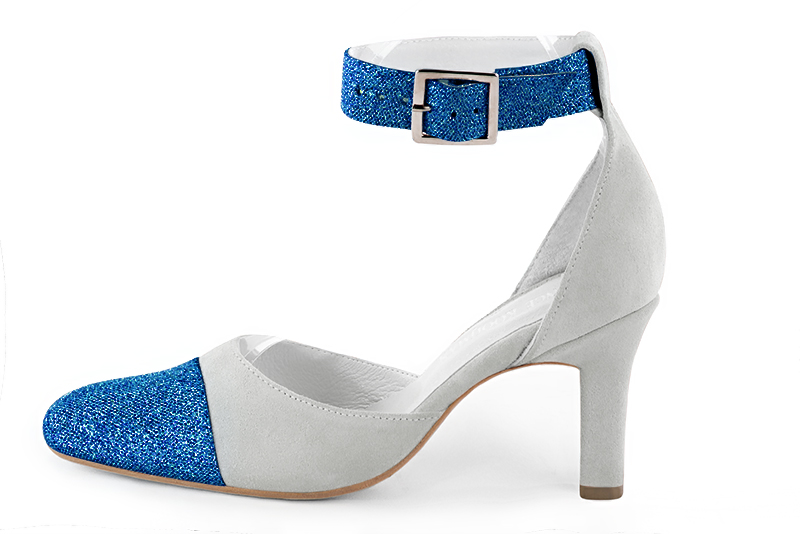 Electric blue and pearl grey women's open side shoes, with a strap around the ankle. Round toe. High kitten heels. Profile view - Florence KOOIJMAN